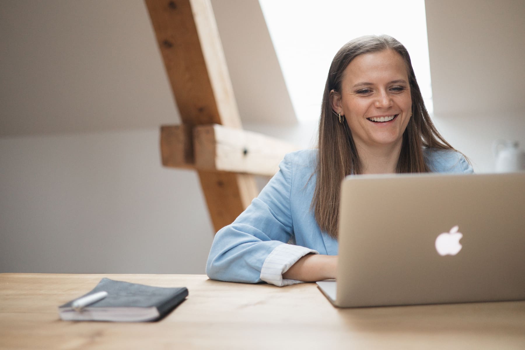 Cara Kintscher lacht im Videogespräch am Laptop