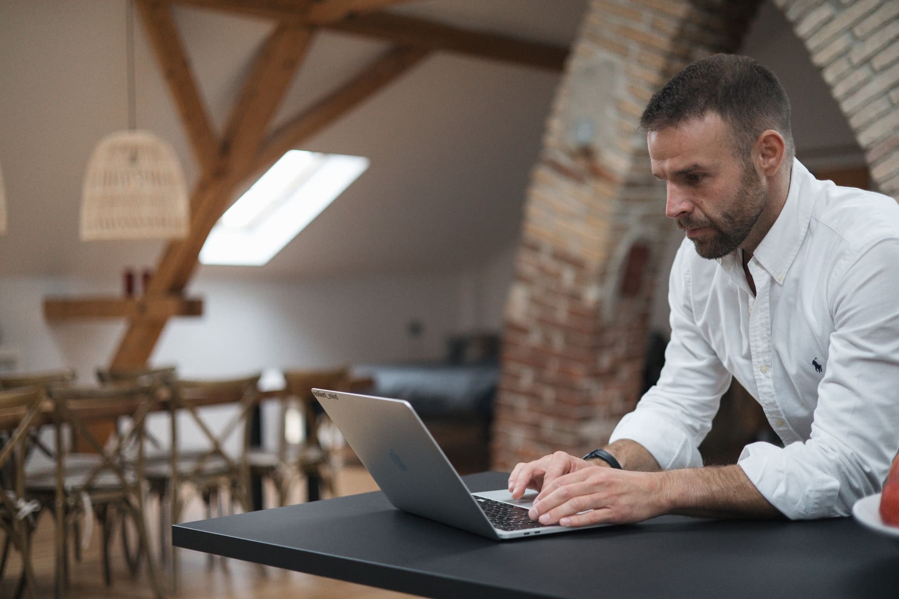 Andreas Adam arbeitet am Laptop an einer Direct Search